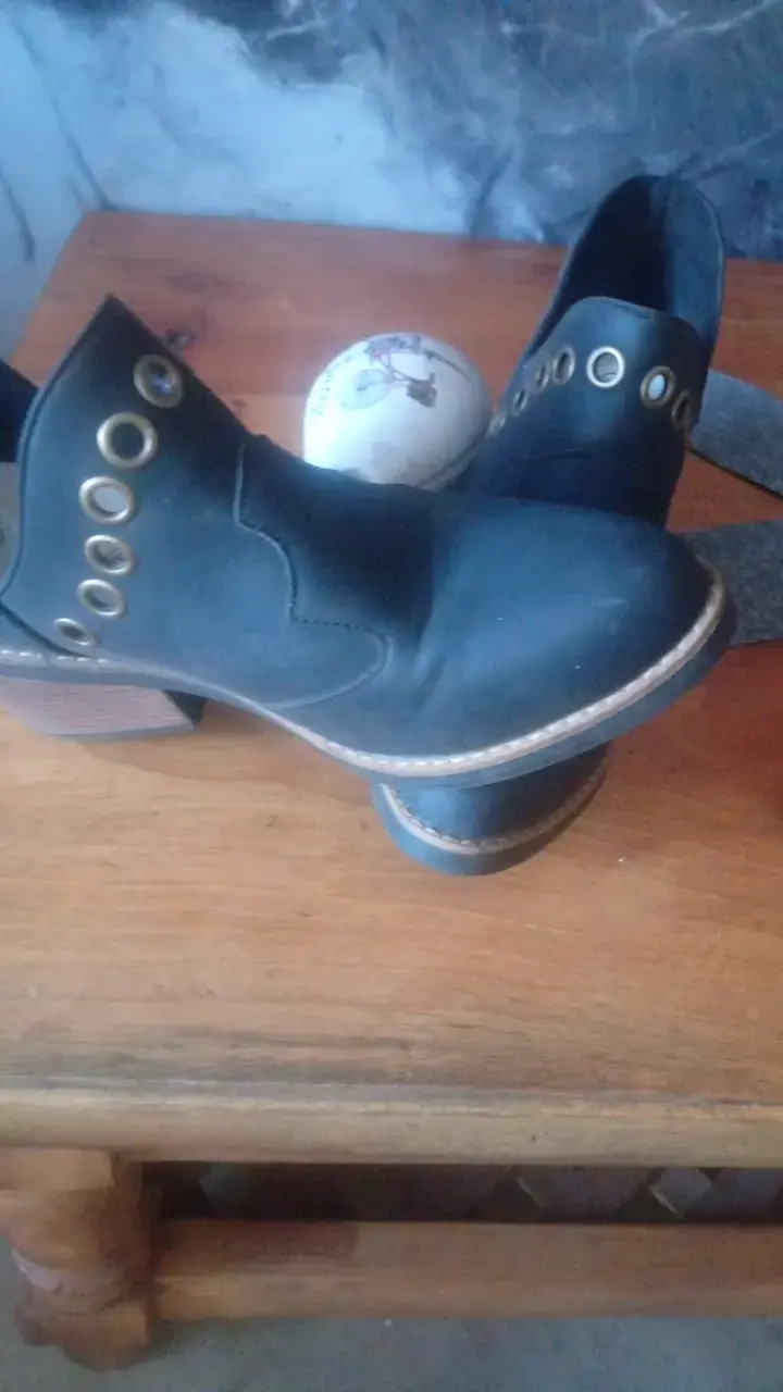 Botines negros con tacón y ojales decorativos - 3