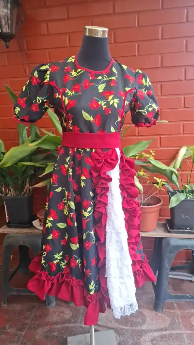 Vestido típico chileno con flores rojas y encaje - miniatura 1