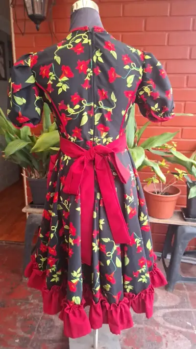 Vestido típico chileno con flores rojas y encaje - miniatura 2
