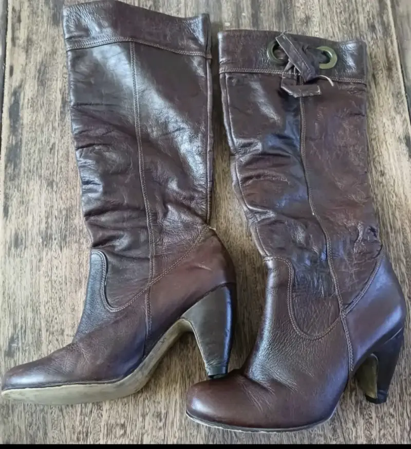 Botas de cuero marrón con tacón alto
