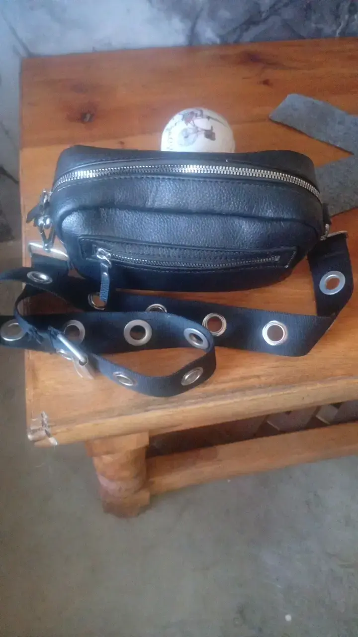 Riñonera negra de cuero con correa ajustable - 1