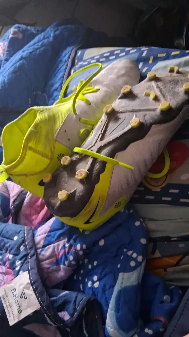 Botines de fútbol Nike amarillos y blancos origina - 2