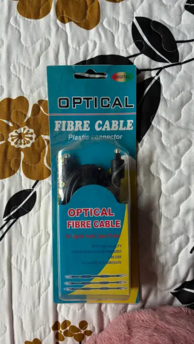Cable de fibra óptica con conectores plásticos - miniatura 1