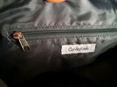 Bolso de mano Calvin Klein marrón y lila - miniatura 5