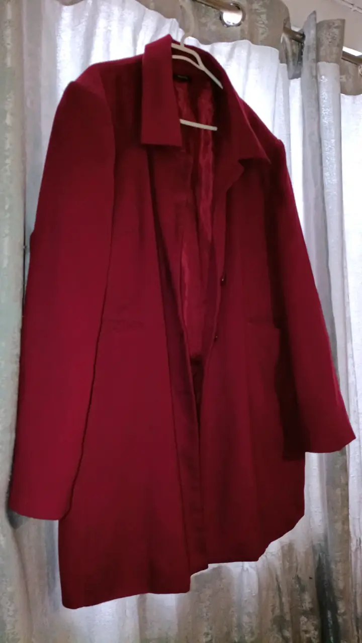 Abrigo rojo elegante para mujer Suburbia