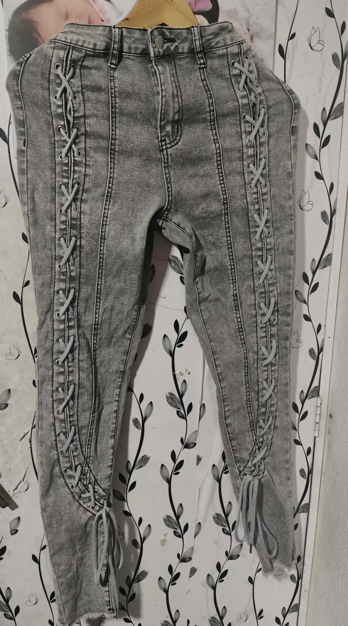 Jeans gris con diseño de cordones laterales