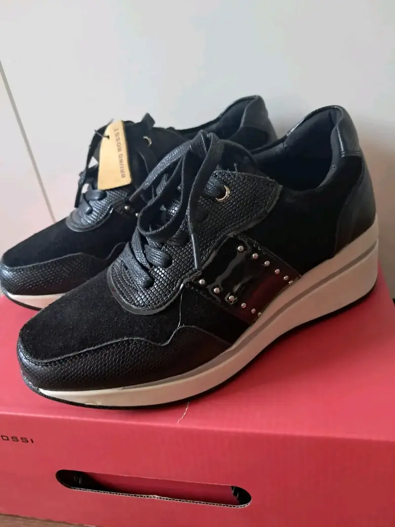 Zapatillas negras de mujer Bruno Rossi con plataf