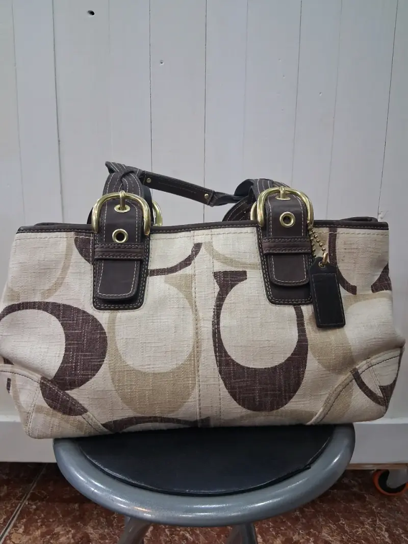Bolso de mano Coach beige y marrón