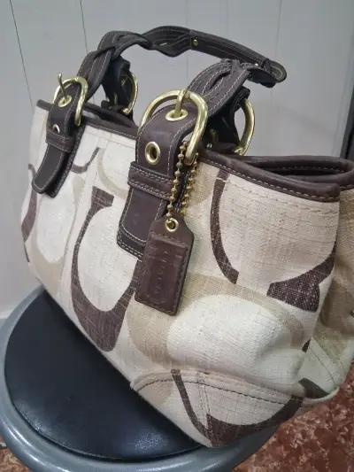 Bolso de mano Coach beige y marrón - miniatura 2