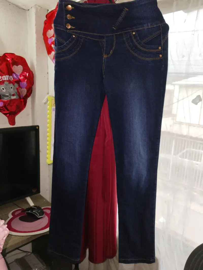 Jeans ajustados de mujer azul oscuro con botones