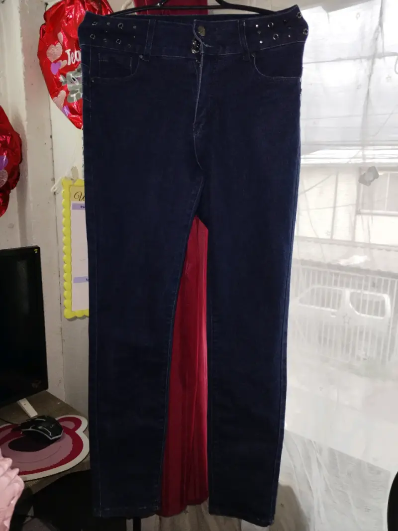 Jeans azul oscuro con detalles metálicos
