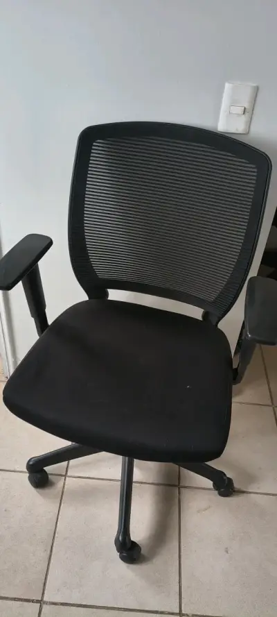 Silla de oficina ergonómica negra con ruedas - miniatura 1