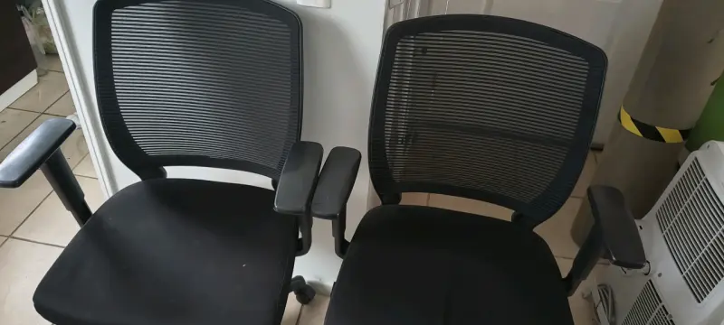 Silla de oficina ergonómica negra con ruedas - 2