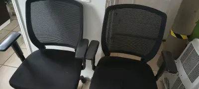 Silla de oficina ergonómica negra con ruedas - miniatura 2