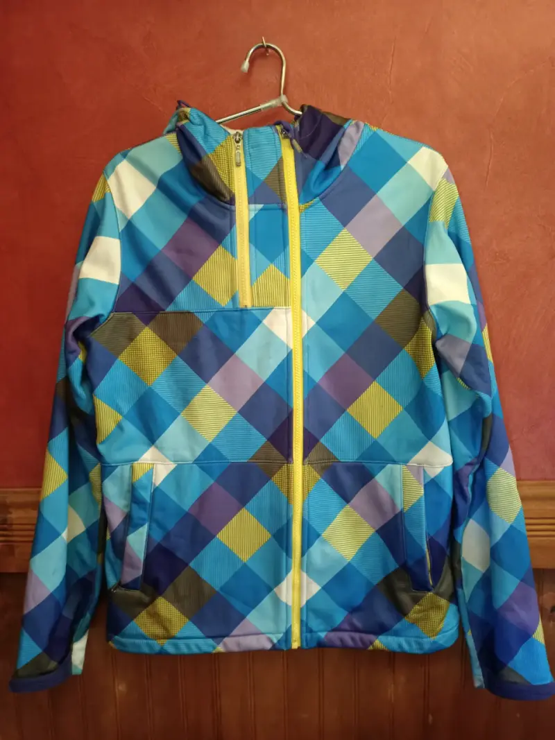 Chaqueta softshell con capucha diseño a cuadros