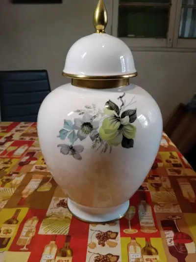 Jarrón de porcelana con diseño floral y detalles dorados - miniatura 1
