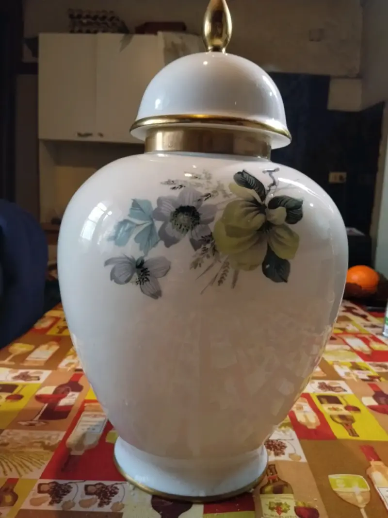 Jarrón de porcelana con diseño floral y detalles dorados - 2