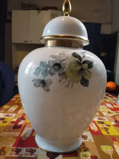 Jarrón de porcelana con diseño floral y detalles dorados - miniatura 2