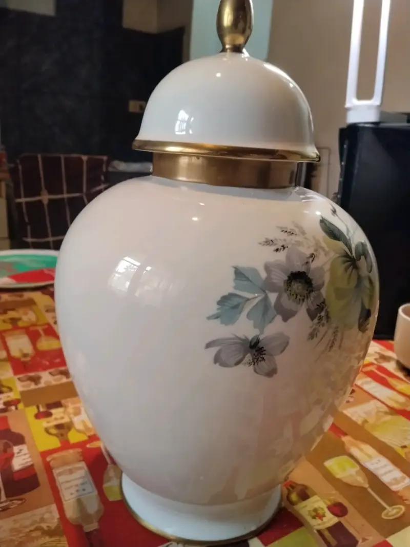 Jarrón de porcelana con diseño floral y detalles dorados - 3