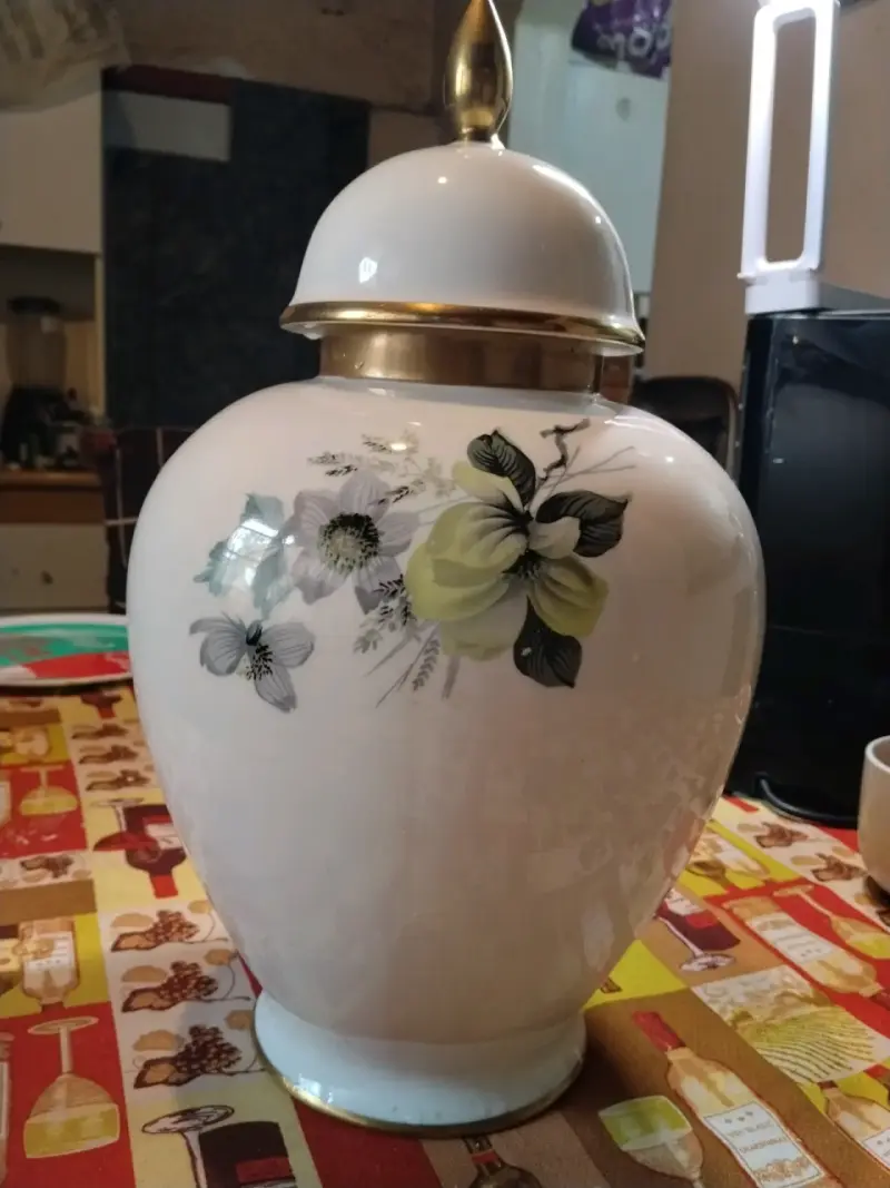 Jarrón de porcelana con diseño floral y detalles dorados - 4