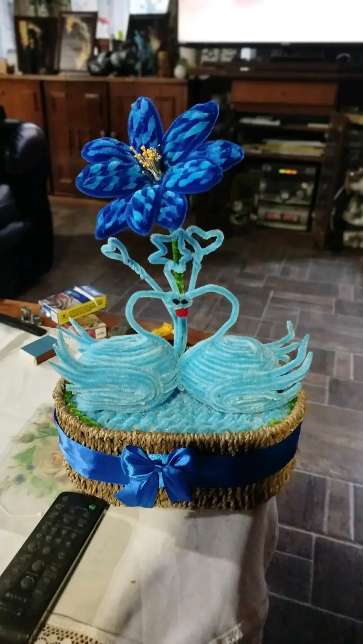 Decoración artesanal con flor azul y cisnes - 1