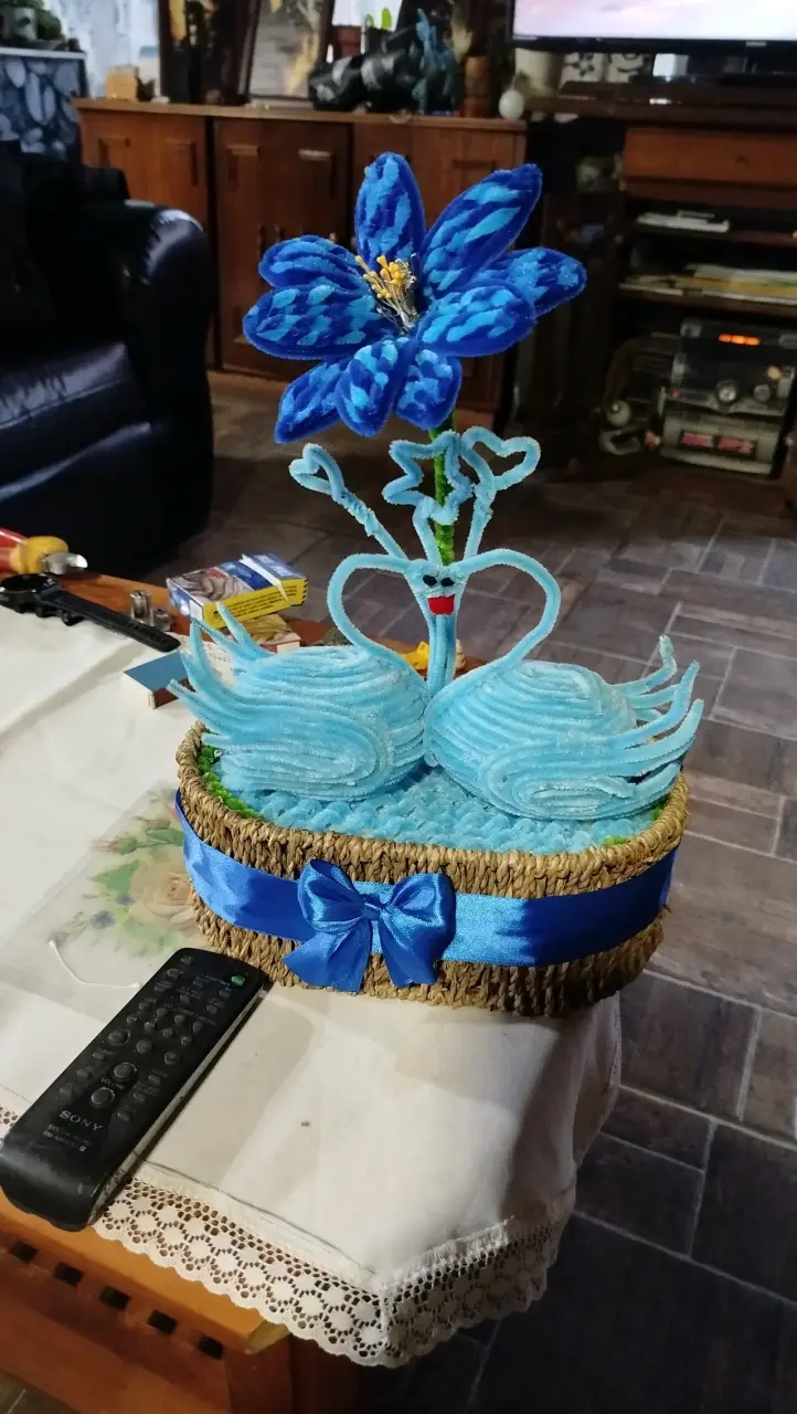 Decoración artesanal con flor azul y cisnes - 2