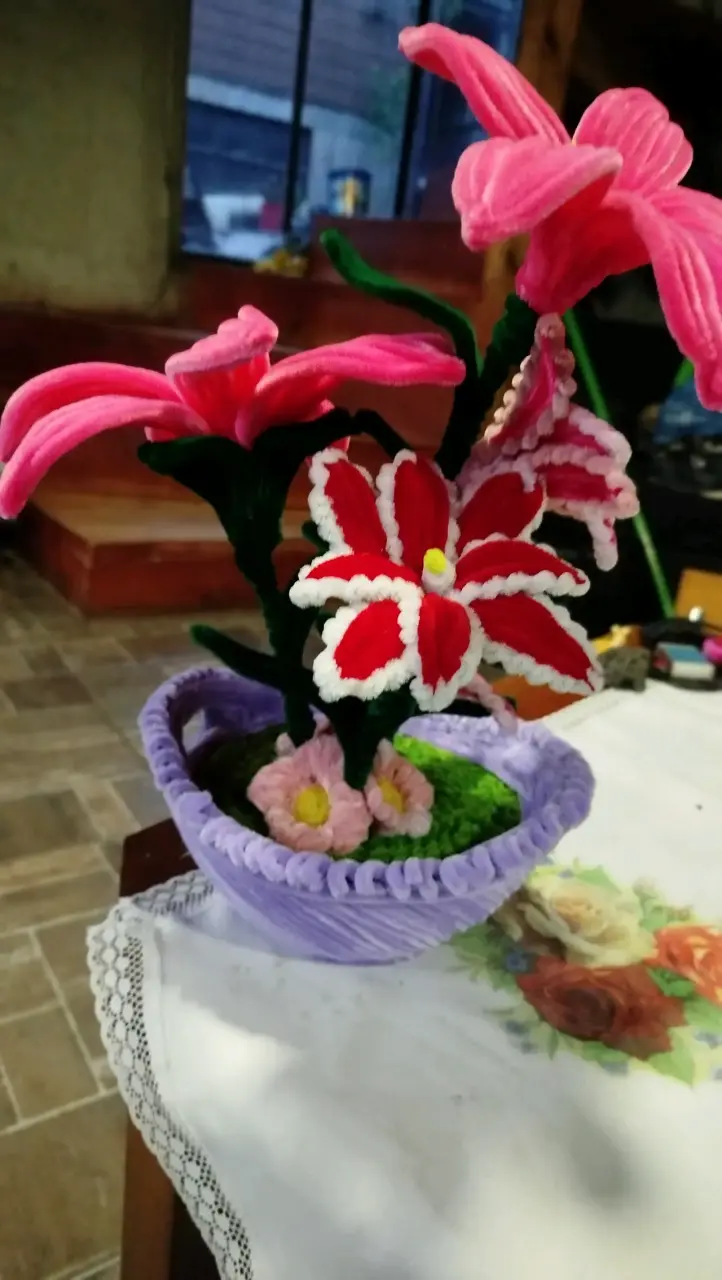 Arreglo Floral Decorativo con limpiapipas en Mace - 1
