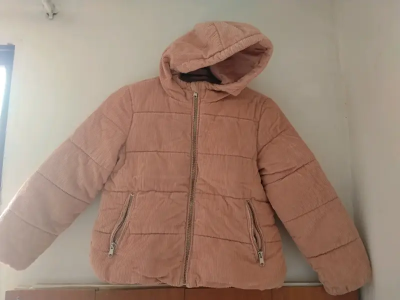 Chaqueta acolchada de pana rosada con capucha
