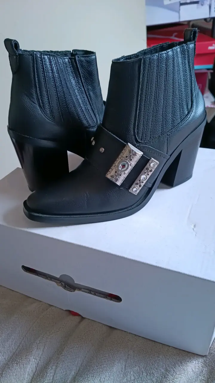 Botines de cuero negro modelo western.n°35