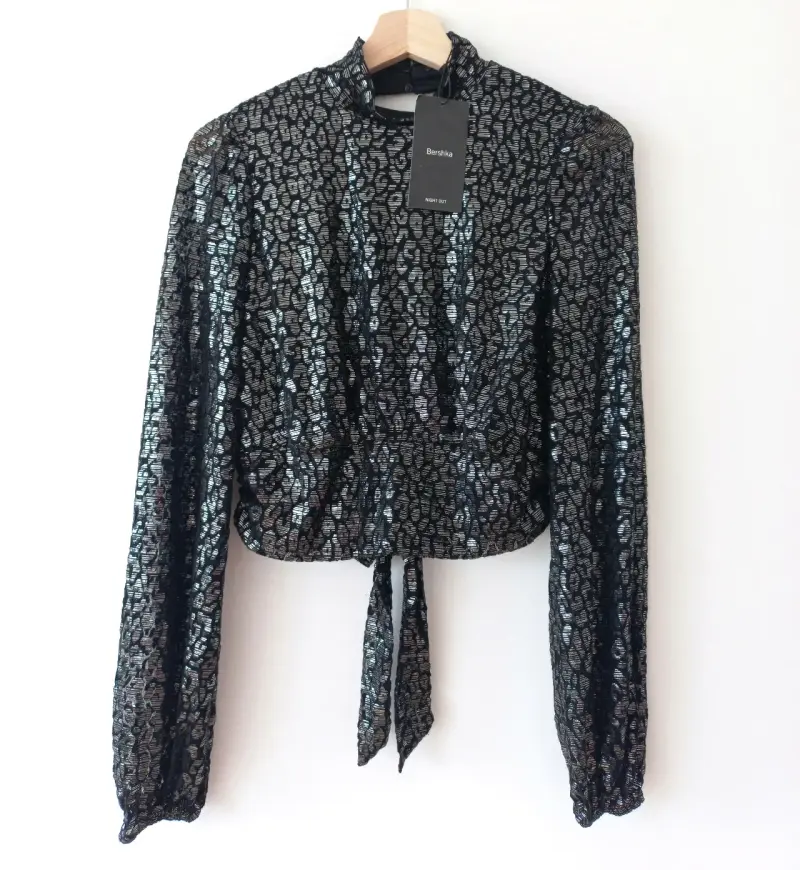 Blusa de lentejuelas negra Bershka elegante - 1