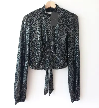 Blusa de lentejuelas negra Bershka elegante - miniatura 1