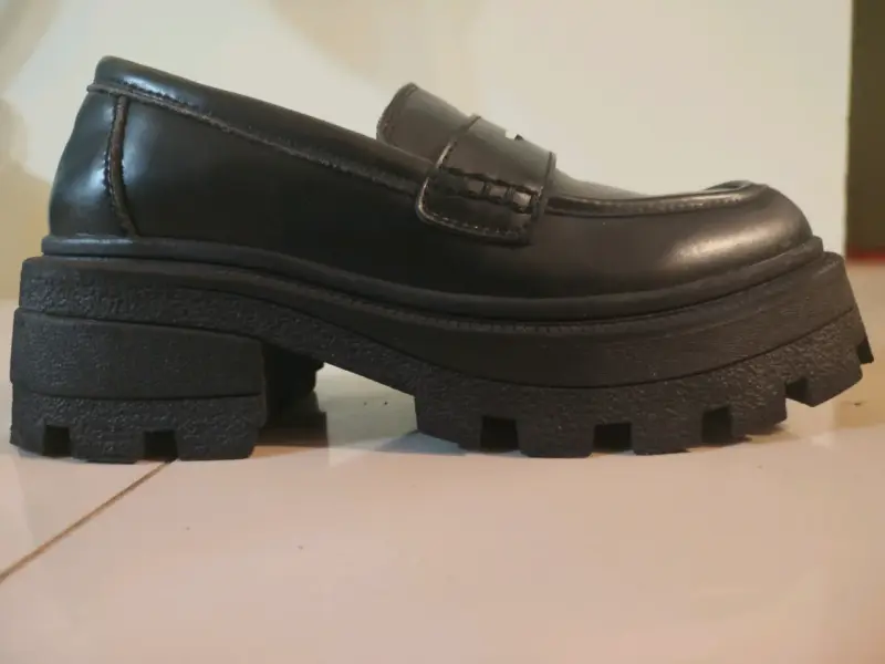 Zapatos mocasines negros con suela gruesa - 1