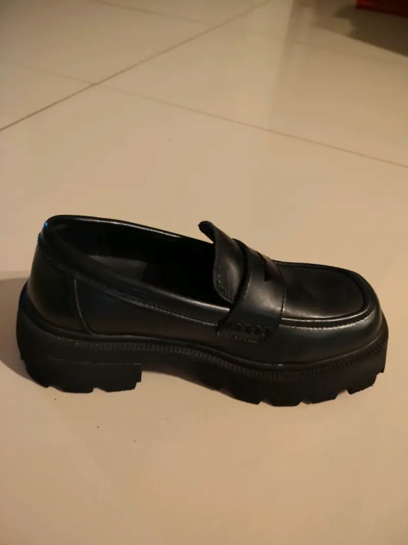 Zapatos mocasines negros con suela gruesa - 2