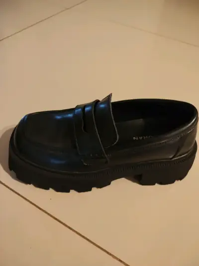 Zapatos mocasines negros con suela gruesa - miniatura 4