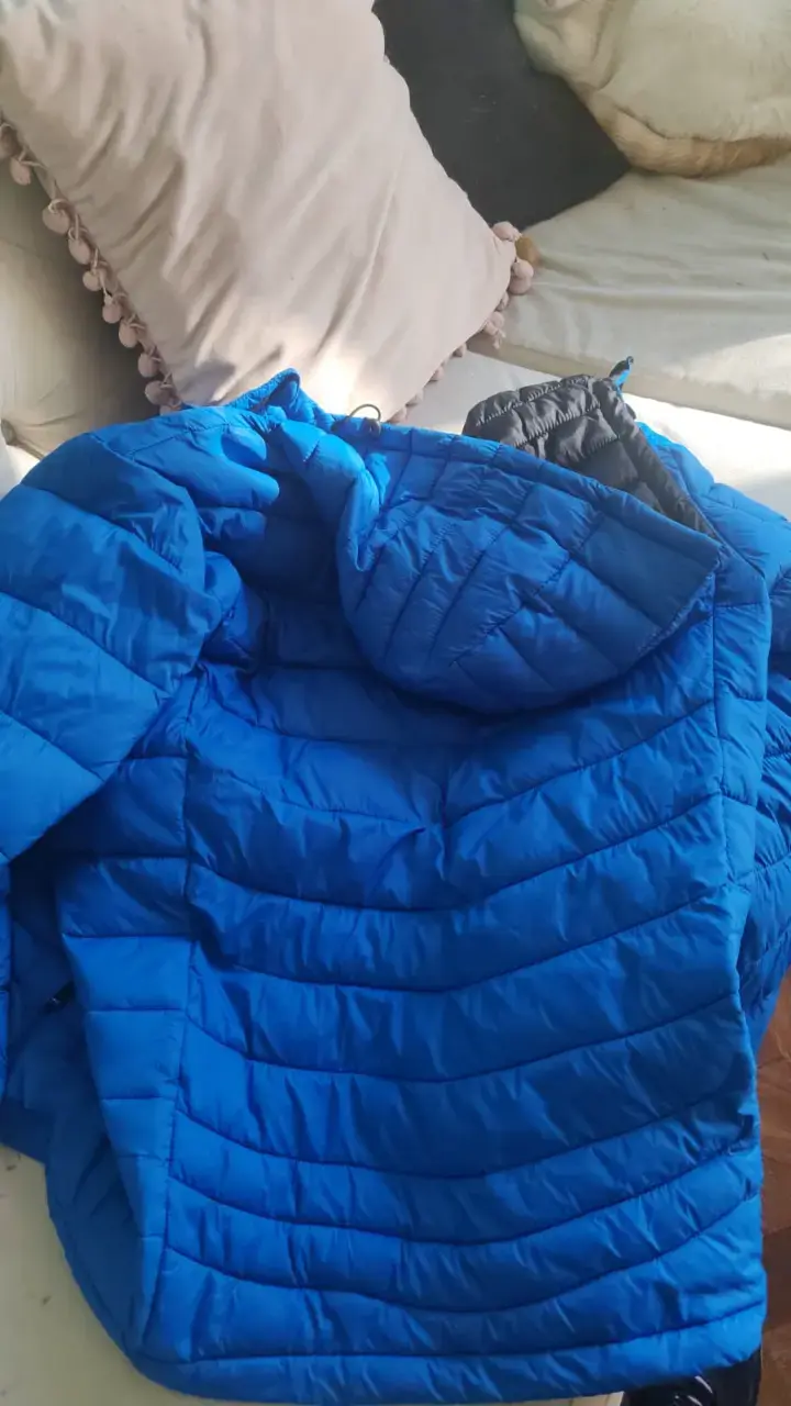 Chaqueta acolchada azul con capucha para hombre - 3