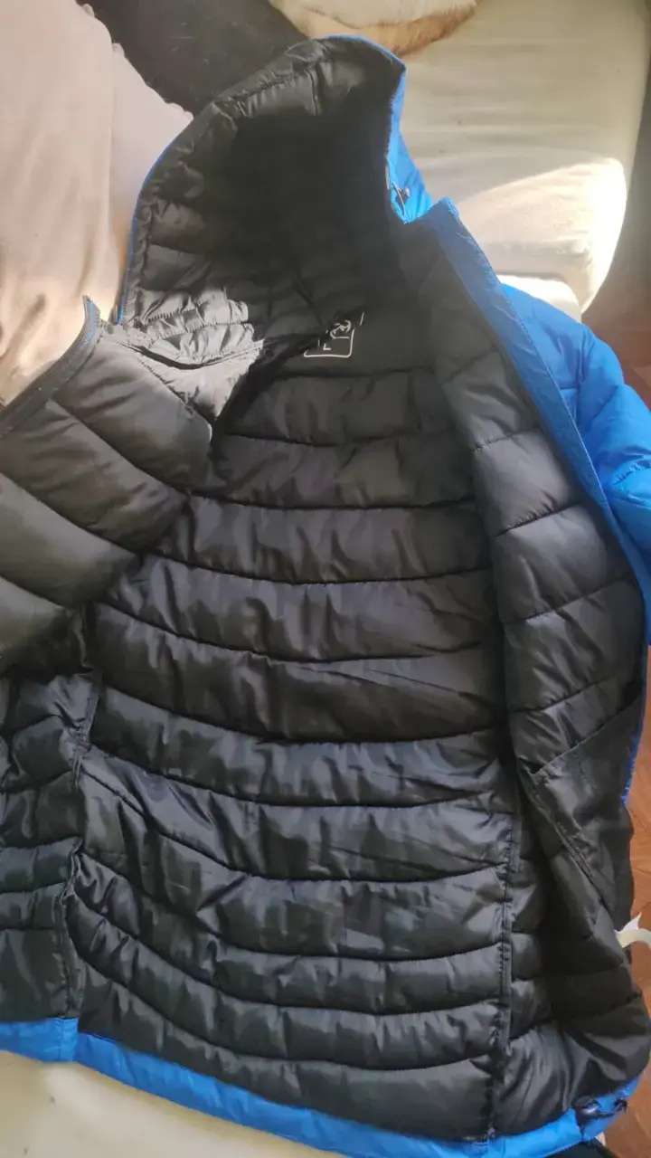 Chaqueta acolchada azul con capucha para hombre - 4