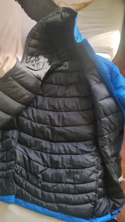 Chaqueta acolchada azul con capucha para hombre - miniatura 4