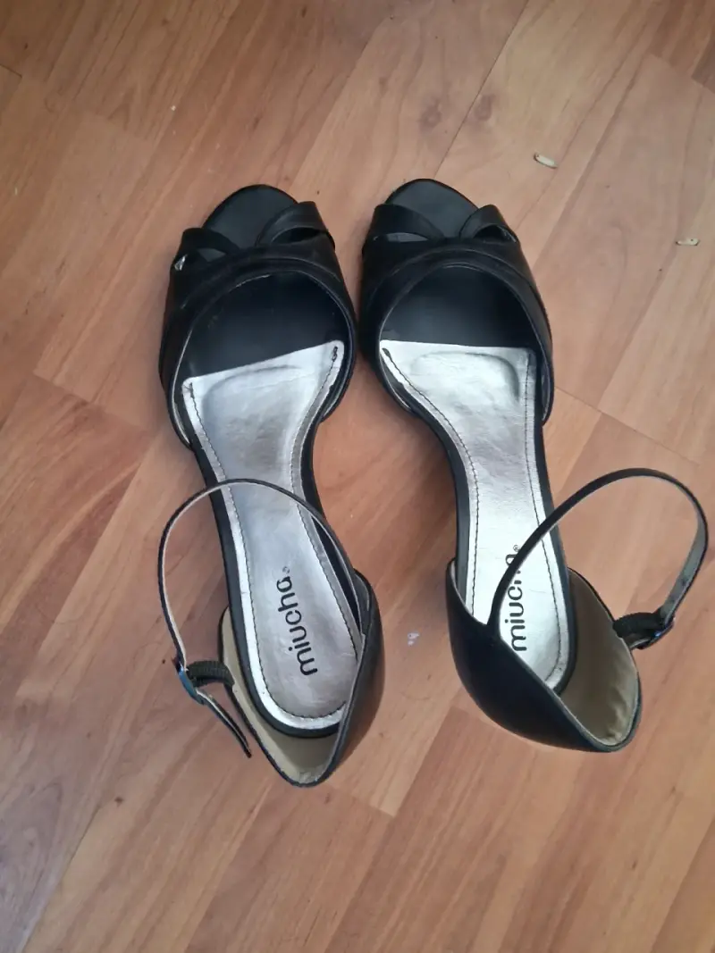 Sandalias negras de tacón Miucha - 1