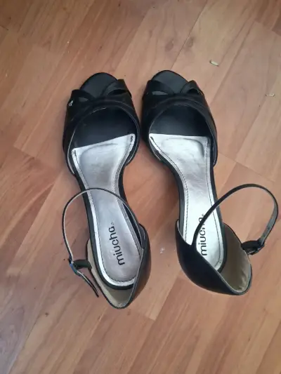 Sandalias negras de tacón Miucha - miniatura 1
