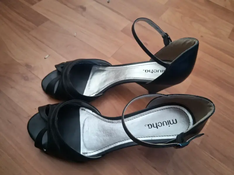 Sandalias negras de tacón Miucha - 3
