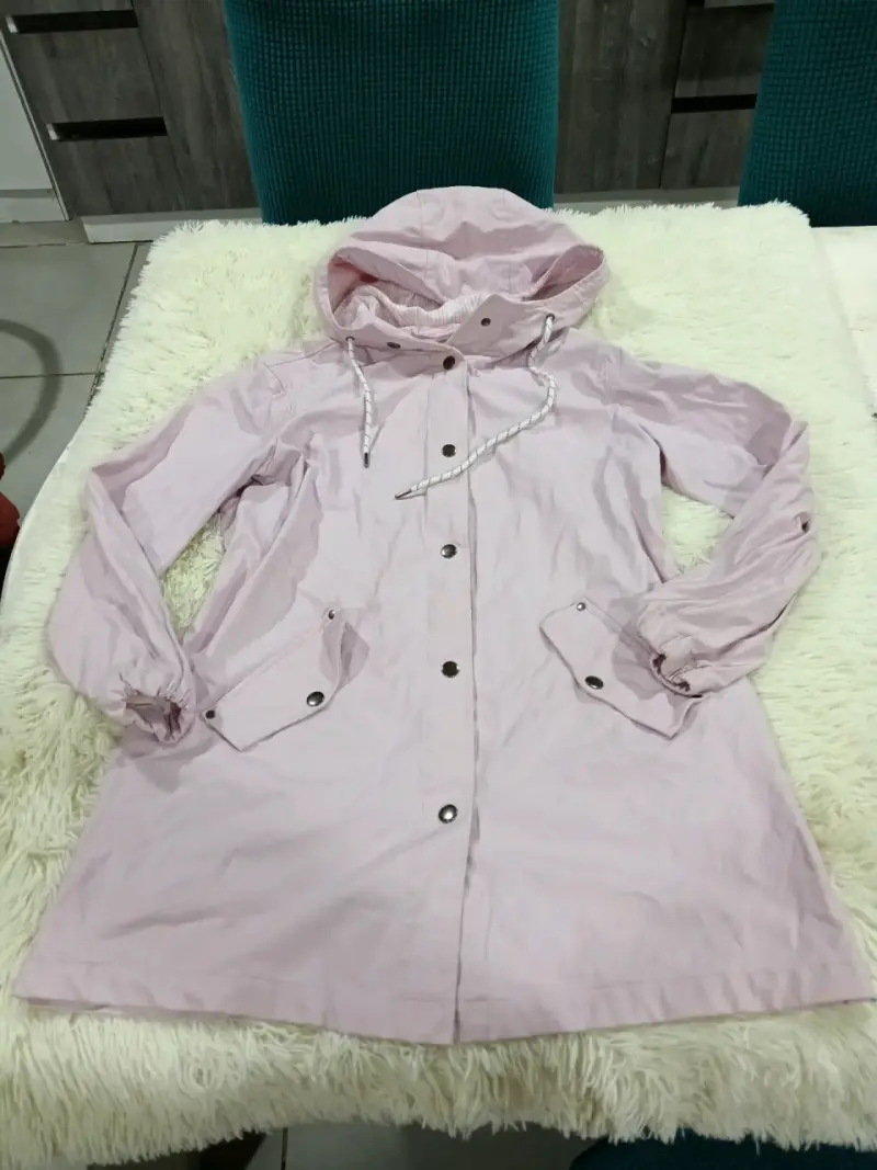 Parka impermeable rosada con capucha