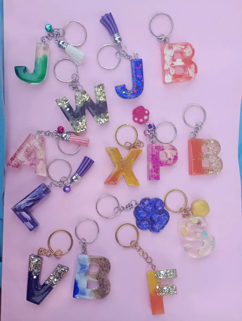 Llavero de letras personalizadas en resina
