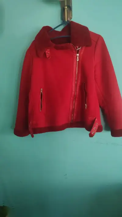 Chaqueta de mujer roja con forro de felpa - miniatura 2