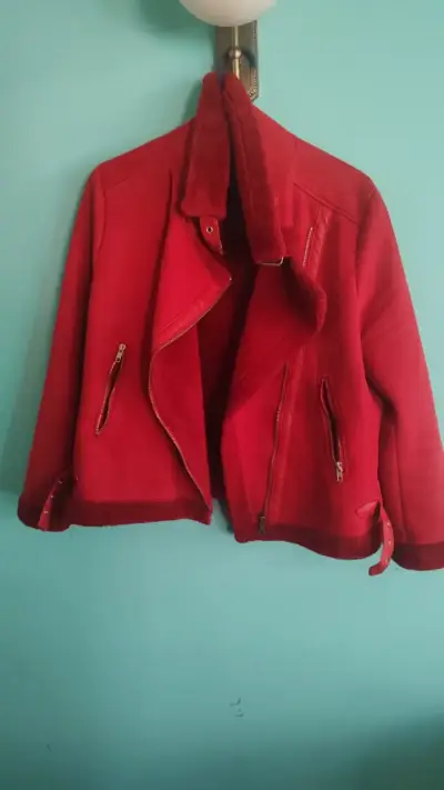 Chaqueta de mujer roja con forro de felpa - miniatura 3