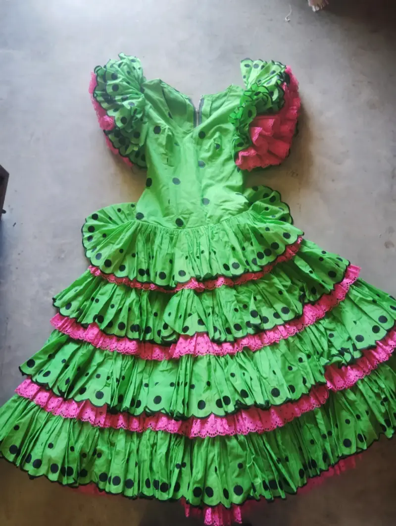 Vestido flamenco verde con lunares y volantes