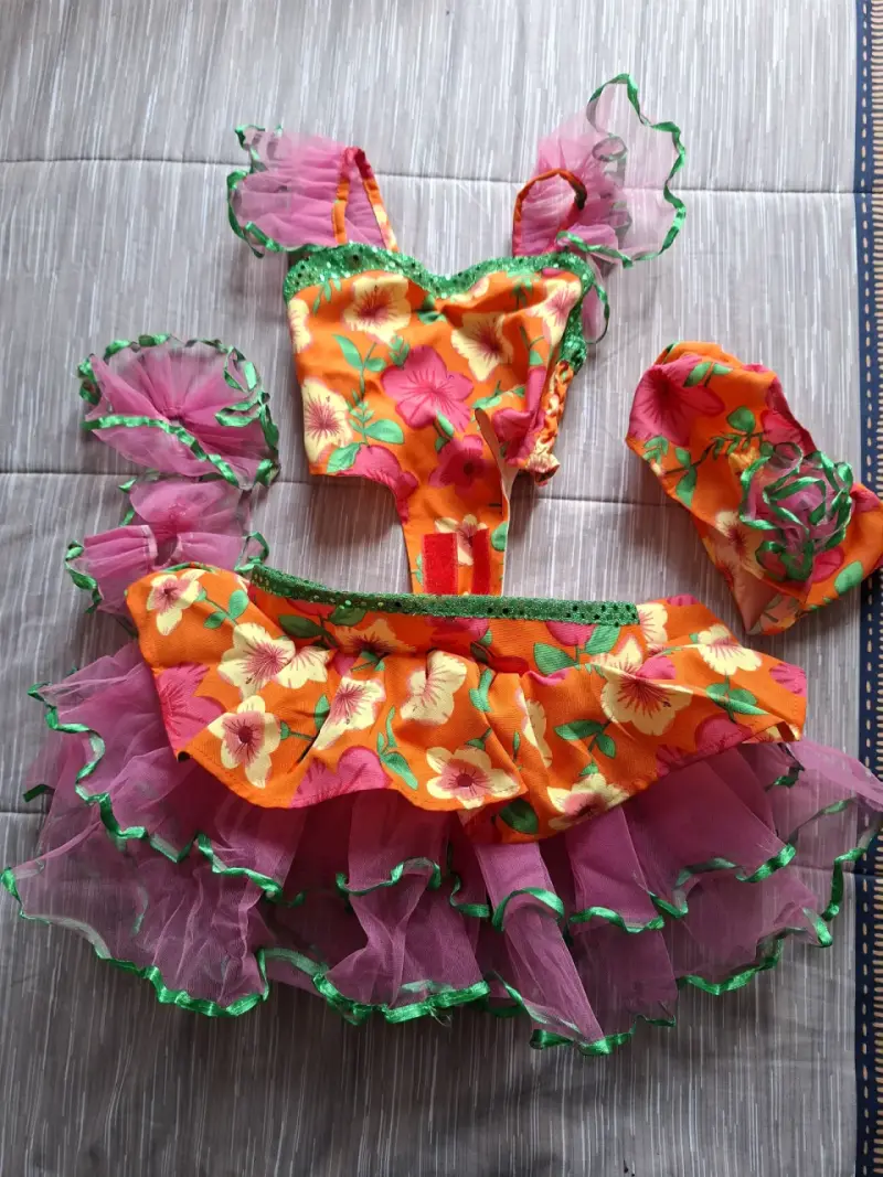 Disfraz de baile infantil con flores y volantes
