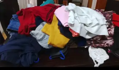 Lote de ropa variada para mujer en buen estado - miniatura 1