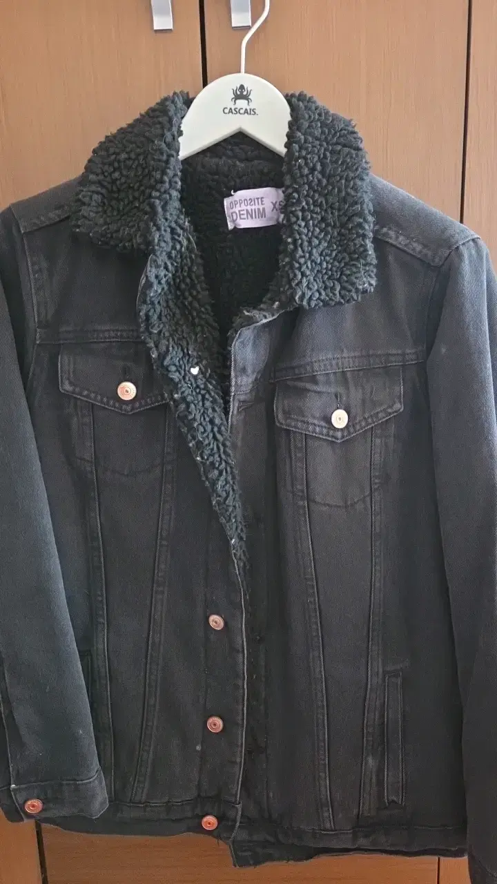 Chaqueta de mezclilla negra con forro de borrego - 5