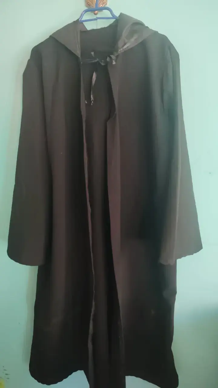 Capa negra con capucha para disfraz