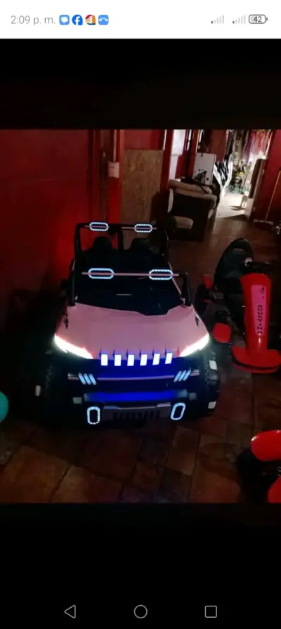 Auto eléctrico infantil Jeep rosa con luces LED - miniatura 3